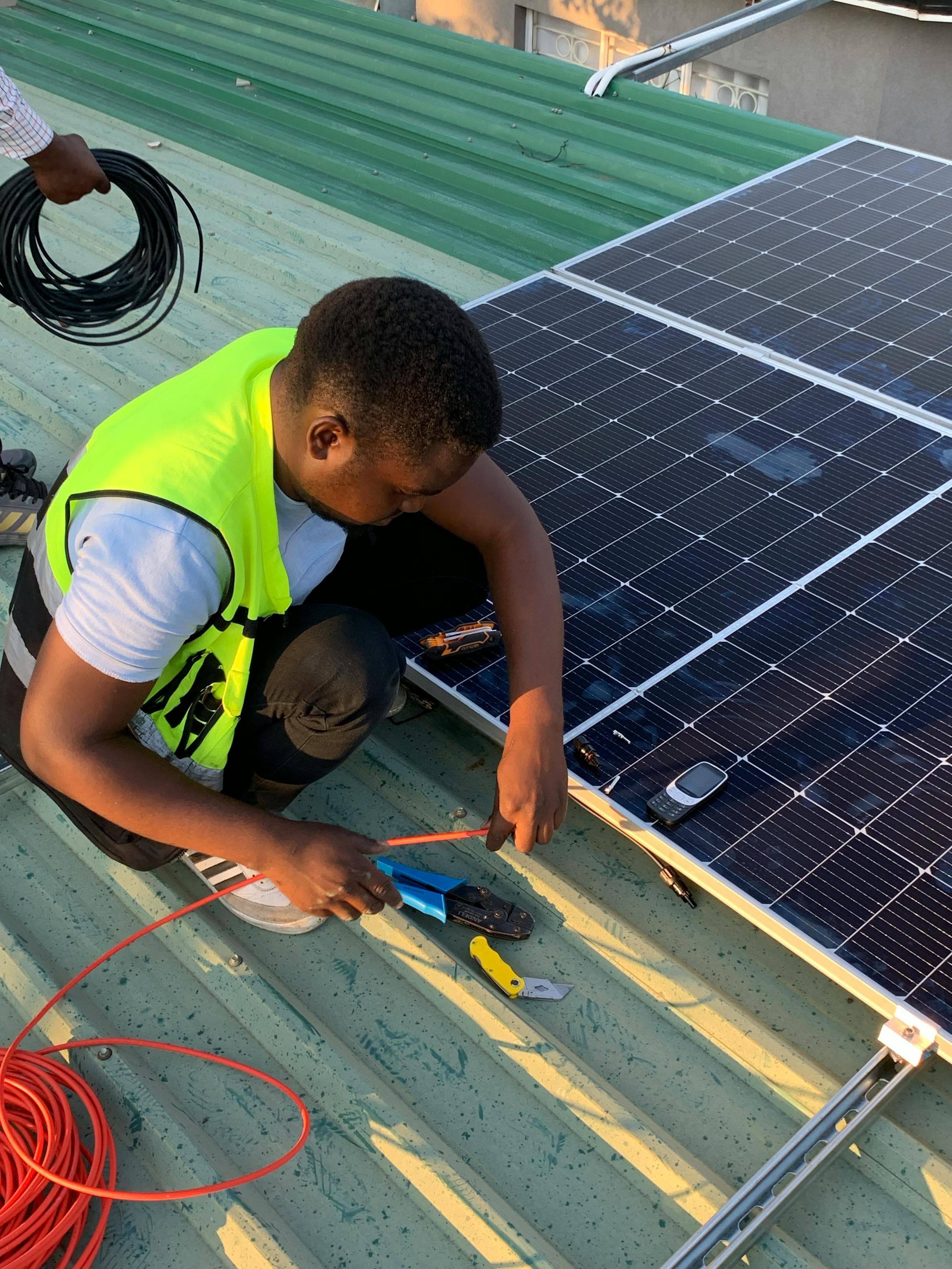 Técnico instalando painel solar em campo